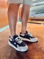 Scarpe sneakers moderne casual con leggings in ambiente domestico elegante e confortevole.
