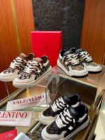 Sneakers di lusso Valentino Garavani con scatola rossa e design elegante, perfette per uno stile esclusivo.