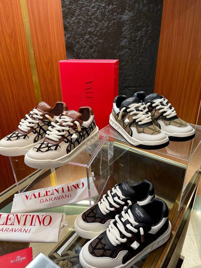 Sneakers di lusso Valentino Garavani con scatola rossa e design elegante, perfette per uno stile esclusivo.