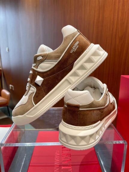 Sneaker Valentino in suede e pelle bianco, design moderno e suola geometrica distintiva.