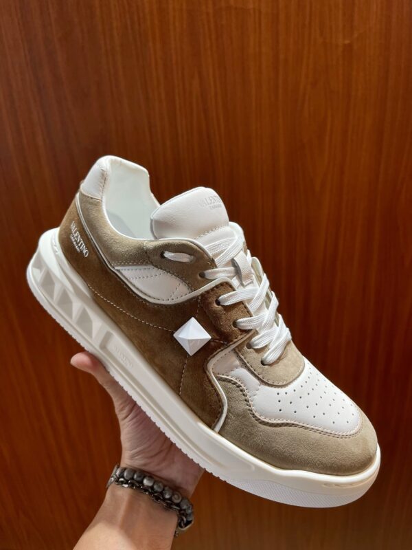 Sneaker casual sportiva in camoscio e pelle bianca con suola in gomma resistente.