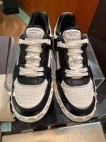Sneakers di lusso Valentino nere e bianche, stile moderno e dettagli premium.