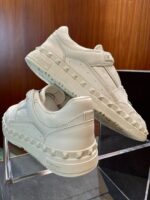 Sneakers moderne beige con suola spuntata e dettagli eleganti, ideali per uno stile versatile e di tendenza.