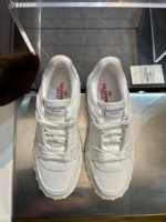 Sneakers Valentino bianche di lusso in vetrina con design moderno e stile elegante.