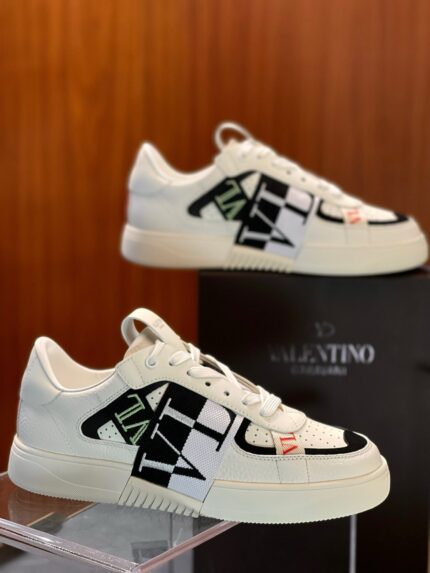 Sneakers Valentino di lusso con logo colorato, design moderno e suola chunky elegante.
