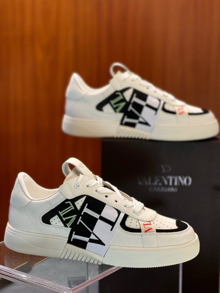Sneakers Valentino di lusso con logo colorato, design moderno e suola chunky elegante.