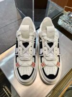 Sneakers moderne bianche, nere e rosse, stile urbano, comfort e design elegante.