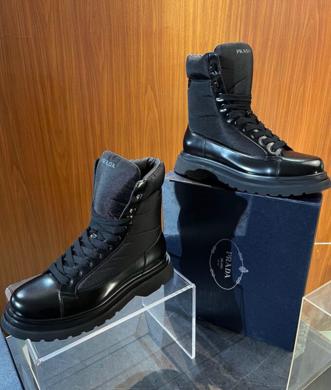 Stivali neri eleganti per stile urbano e avventura, design moderno e comfort elevato.