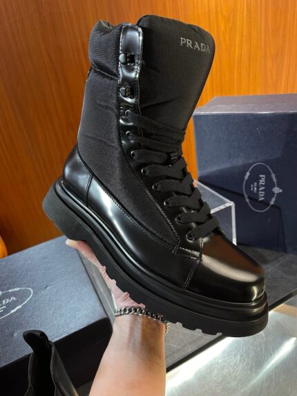 Stivale Prada nero in pelle e tessuto, moderno, elegante, con suola robusta e dettagli di lusso.