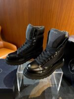 Stivaletti in pelle e tessuto moderni, eleganti, resistenti, ideali per uno stile urbano e casual.