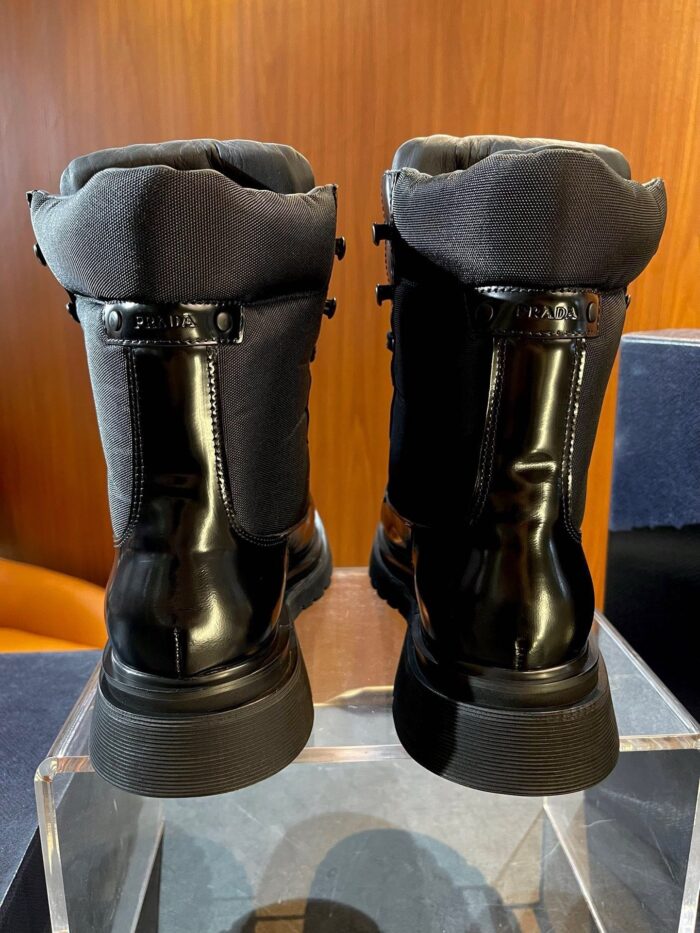 Stivali in pelle nera con design moderno, dettagli eleganti e tacco stabile, perfetti per ogni occasione.