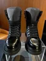 Stivaletti in pelle nera moderni con dettagli di tendenza e suola rugged per ogni occasione.