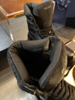 Stivaletti Prada neri in pelle e tessuto, stile high-top con dettagli di lusso e comfort elevato.
