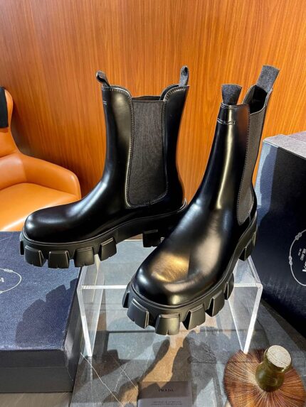Stivaletti Chelsea neri in pelle, stile moderno, robusti e versatili per ogni occasione.