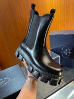 Stivaletti neri moderni con suola robusta e pannelli elastici, ideali per stile e comfort quotidiano.