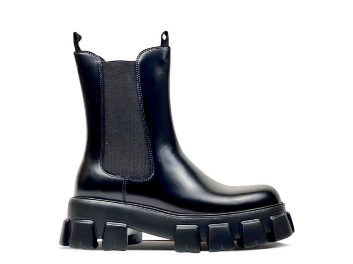 Stivaletti neri moderni con suola spessa, elastici e design elegante.