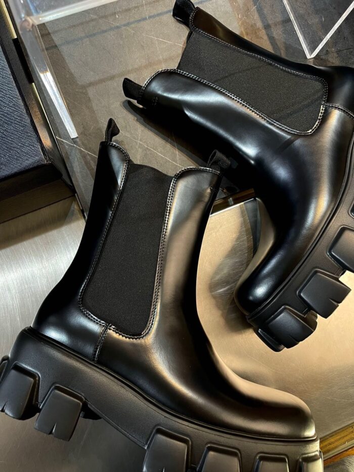 Scarpe Chelsea nere in pelle con suola robusta e design moderno, perfette per ogni outfit.
