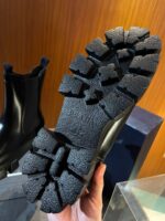 Scarpa da outdoor con suola antiscivolo e forte trazione in gomma robusta.