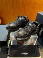 Sneakers nere chunky di design moderno, in esposizione su piedistallo premium.