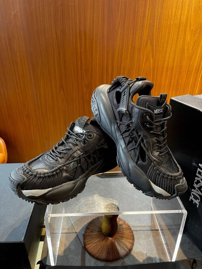 Sneakers nere high-top dal design moderno e elegante su base di legno raffinata.