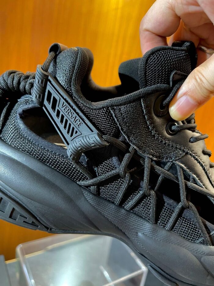 Scarpa sportiva nera leggera, moderna, confortevole e ideale per fitness e uso casual.