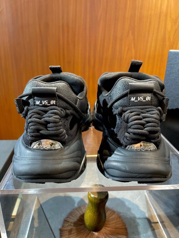 Sneakers nere moderne con dettagli innovativi modello ML_VS_01 su esposizione in legno.
