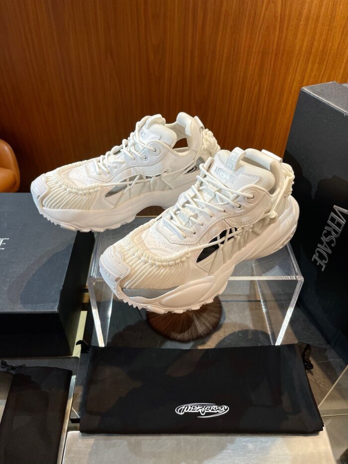 Sneakers di lusso moderne su stand di design con scatole esclusive e dettagli eleganti.