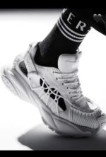 Scarpa sneakers bianca moderna con sock sportivo a righe e logo, stile urbano e sportivo.