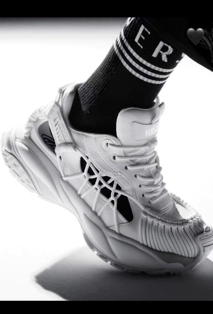 Scarpa sneakers bianca moderna con sock sportivo a righe e logo, stile urbano e sportivo.