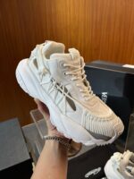 Sneaker bianca moderna con dettagli texturizzati, design trendy e suola confortevole.
