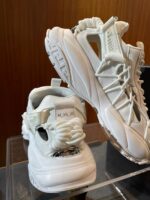 Sneakers bianche moderne con design innovativo, comfort elevato e suola antiscivolo.