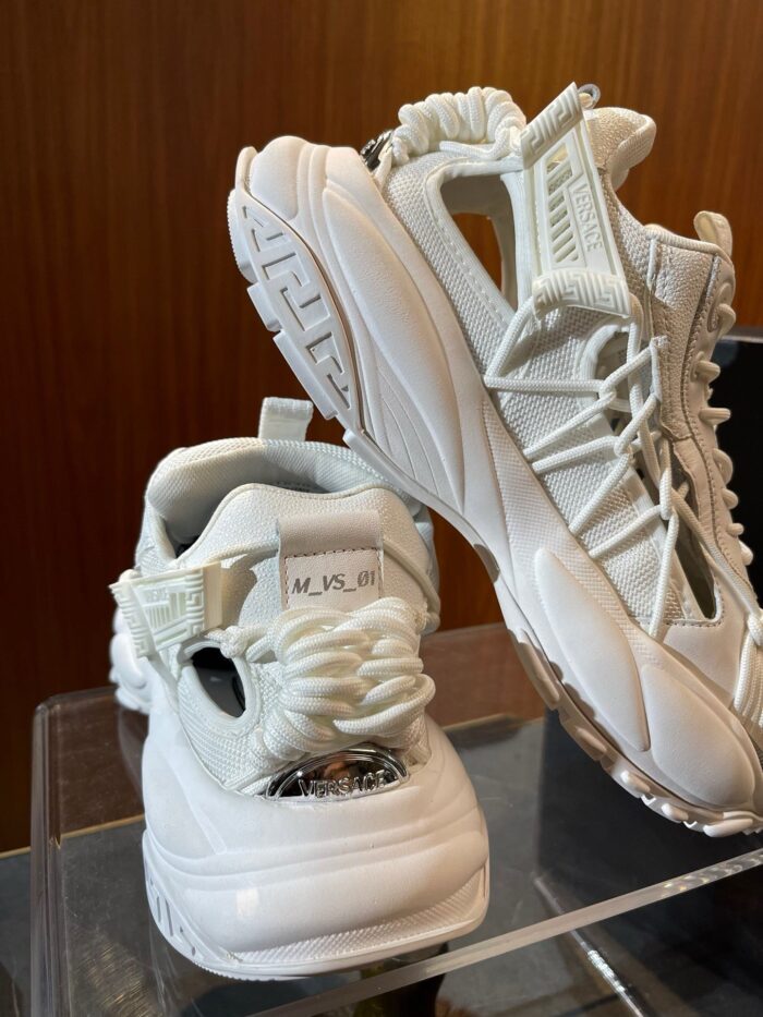 Sneakers bianche moderne con design innovativo, comfort elevato e suola antiscivolo.