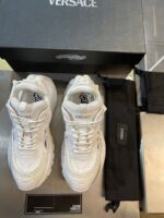 Sneaker Versace bianche di lusso con packaging elegante e accessori esclusivi.