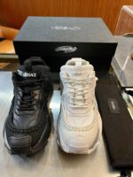 Sneaker Versace bianche e nere di lusso, design moderno e materiali premium.