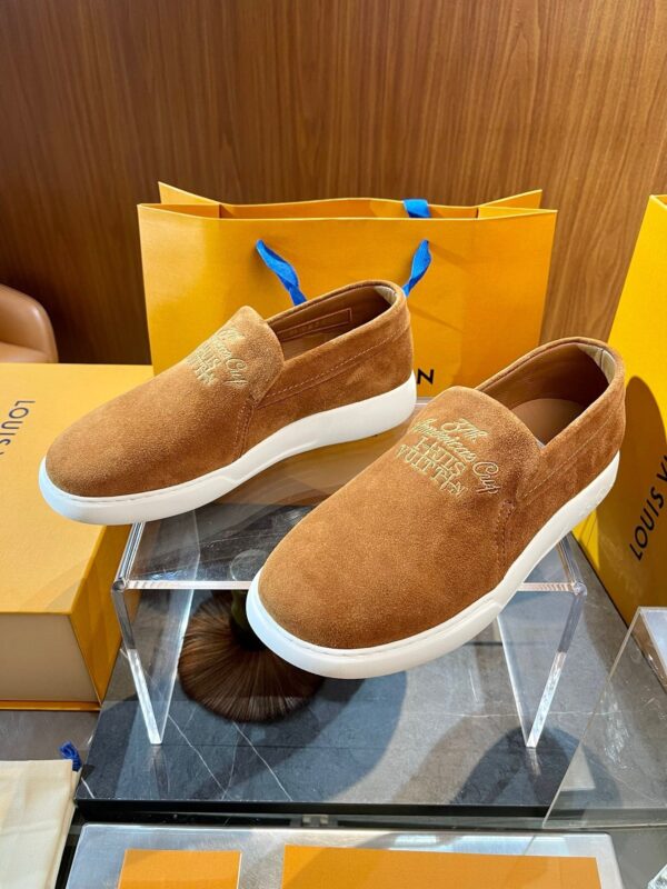 Scarpe slip-on in camoscio color taupe con borsa elegante, in ambiente raffinato e accattivante.