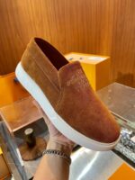 Scarpe slip-on in suede marrone con suola bianca, stile elegante e comodo, perfette per ogni occasione.