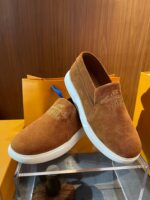 Scarpe slip-on in nubuck tan eleganti e comode, perfette per ogni occasione.