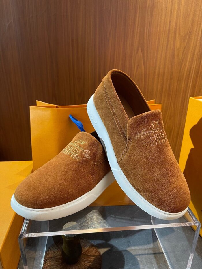 Scarpe slip-on in nubuck tan eleganti e comode, perfette per ogni occasione.