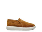 Scarpe slip-on in camoscio marrone con suola bianca, eleganti e comode per ogni occasione.