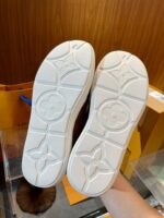 Sole di scarpe eleganti con design moderno, in ambientazione boutique di lusso.