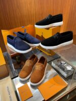 Scarpe slip-on di lusso in suede e textile su tavolo moderno con packaging elegante