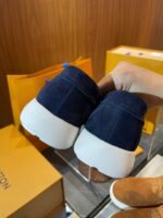 Scarpe sportive navy con suola bianca e design eleganti, ideali per stile casual e semi-formale.