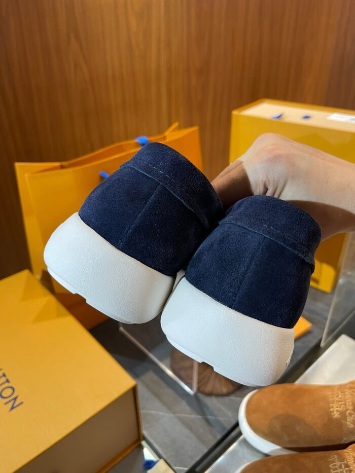 Scarpe sportive navy con suola bianca e design eleganti, ideali per stile casual e semi-formale.