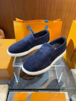Scarpe slip-on in suede navy con suola bianca, eleganti e di alta qualità.