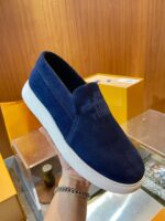 Scarpe slip-on navy eleganti e comode, stile minimalista per ogni outfit casual e raffinato.
