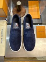 Scarpe slip-on navy di lusso Louis Vuitton con dettagli eleganti e accessori esclusivi.