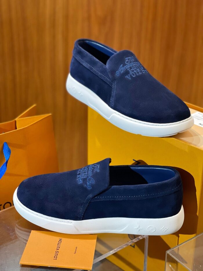 Scarpe slip-on in suede navy con suola bianca, stile casual e moderno.