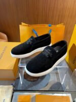 Scarpe nere minimaliste in boutique con borsa arancione, elegante e di alta moda.