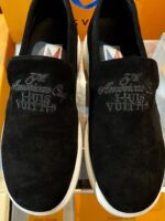 Scarpe slip-on nere con ricami The Americas Cup e suola bianca elegante.