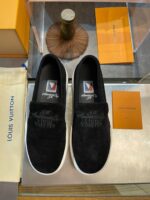 Scarpe slip-on Louis Vuitton in suede su display elegante con scatola e borsa di lusso
